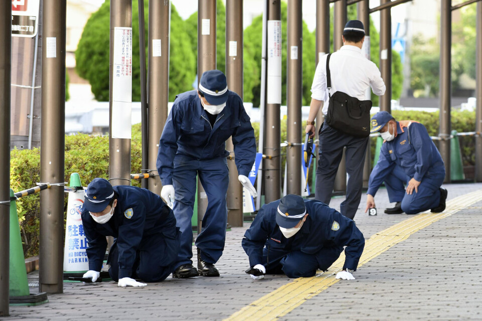 일본 경찰이 지난 13일 일본 서부 나라현에서 아베 신조 전 일본 총리가 총격으로 쓰러진 현장 인근 보도를 조사하고 있다. [사진=AP뉴시스]