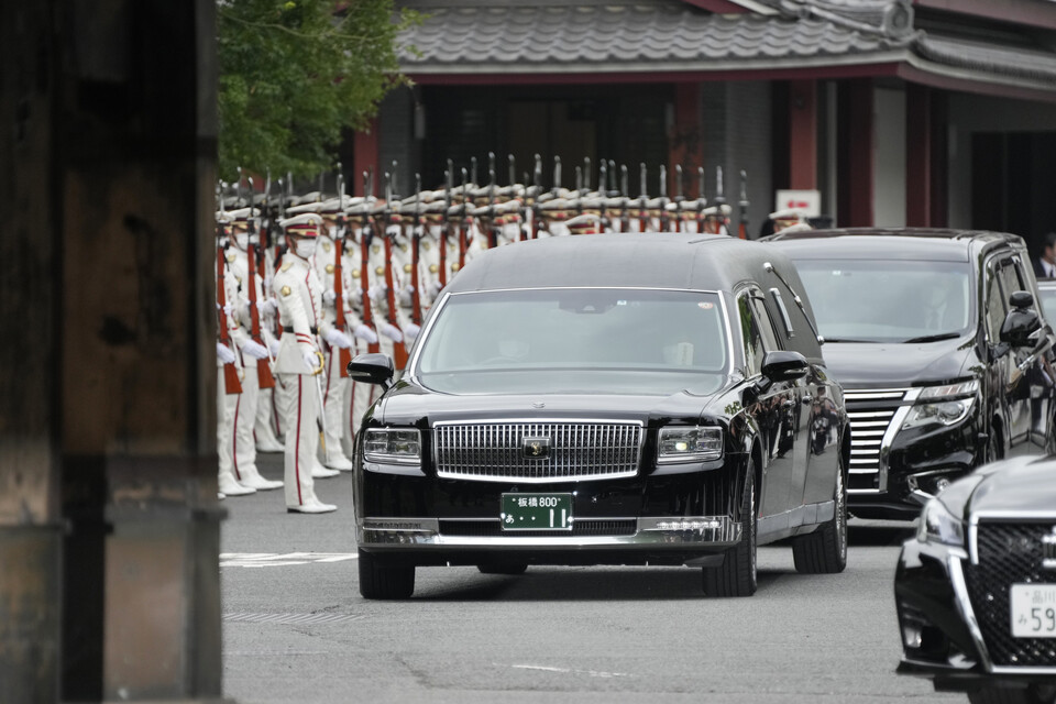 지난 8일 피격사망한 아베 신조 전 일본 총리의 시신 운구 차량이 12일 장례식을 마친 뒤 의장대의 배웅을 받으며 떠나고 있다. [사진=AP뉴시스]