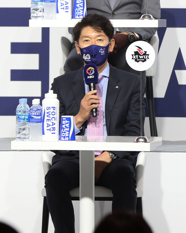2022 신한은행 SOL KBO 미디어데이가 열린 지난 3월 서울 용산구 그랜드 하얏트 호텔 그랜드 볼룸에서 KT 이강철 감독이 각오를 밝히고 있다. (사진=뉴시스)