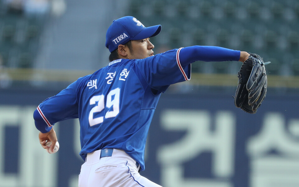 16일 오후 서울 송파구 잠실야구장에서 열린 '2022 KBO리그' 삼성라이온즈와 LG트윈스의 경기에서 삼성 백정현이 역투하고 있다. (사진=뉴시스)