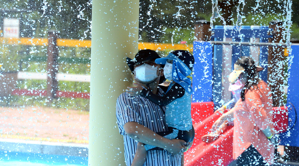 무더위가 기승을 부린 지난 27일 전북 임실군 전라북도 119안전체험관을 방문한 시민들이 물놀이를 즐기며 더위를 식히고 있다. (사진=뉴시스)
