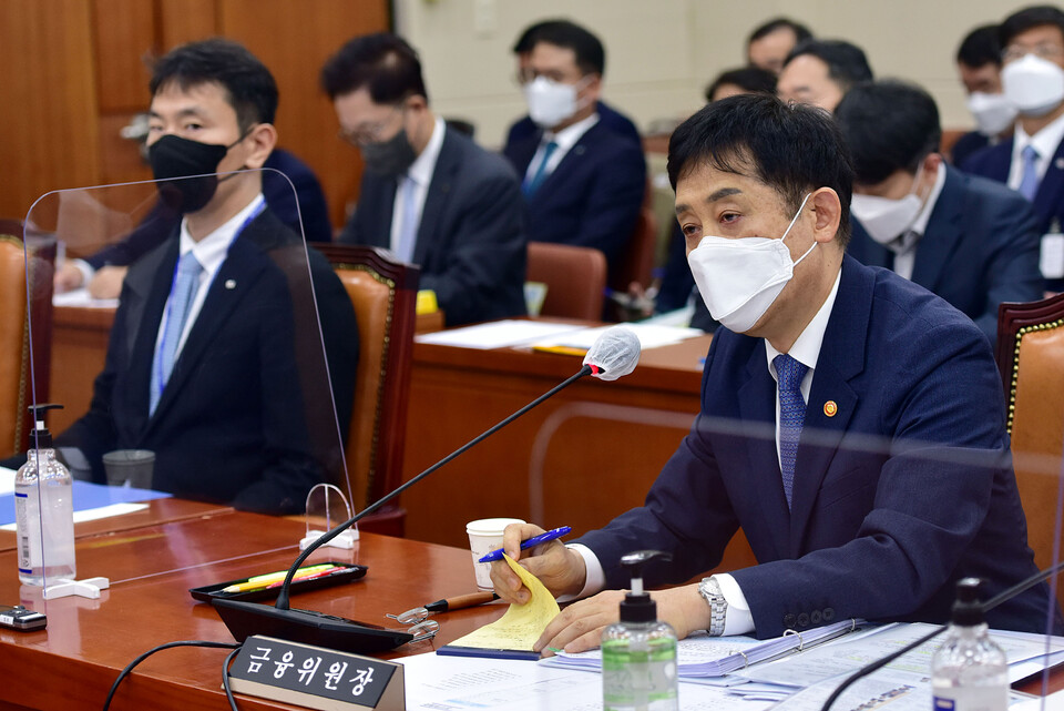 김주현(오른쪽) 금융위원장이 28일 서울 여의도 국회에서 열린 정무위원회 전체회의에서 의원들의 질의에 답하고 있다.(공동취재사진)