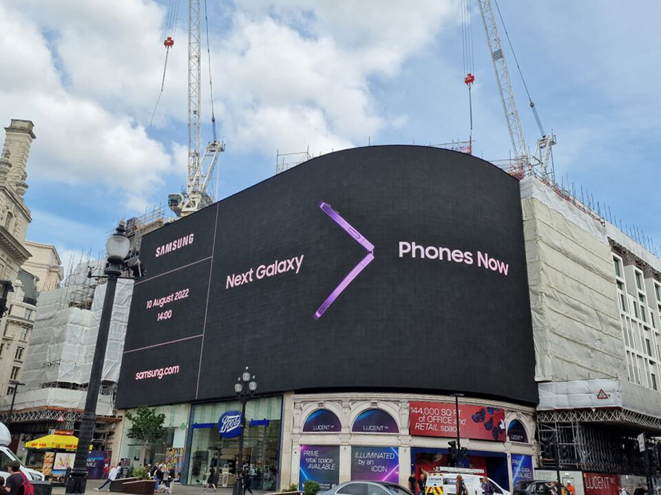 삼성전자가 '갤럭시 언팩 2022'를 앞두고 영국 런던 피카딜리 광장(Piccadilly Circus)에서 디지털 옥외 광고를 진행하고 있다. (사진=삼성전자)