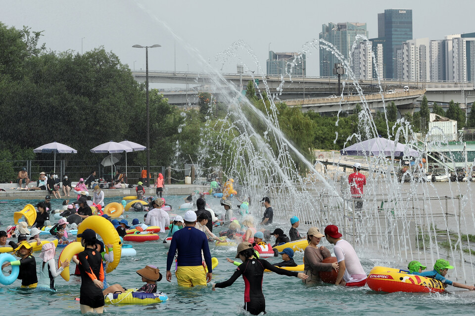 전국 대부분 지역에 폭염특보가 발효된 4일 오후 서울 마포구 난지한강공원 물놀이장을 찾은 시민들이 물놀이하고 있다. (사진=뉴시스)