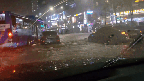  8일 오후 서울시 관악구 사당동에 내린 폭우로 물바다가 된 도로위를 차량들이 거북이 운행하고 있다. (동영상=조현선 기자)