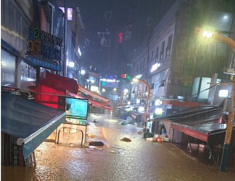 8일 중부지역에 폭우가 쏟아지면서 서울 이수역 인근 남성사계시장 일대가 침수됐다. (사진=온라인커뮤니티)
