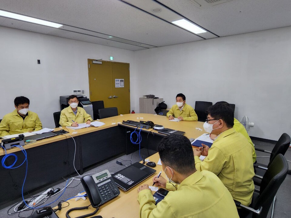 9일 새벽 1시 원희룡 국토교통부 장관이 풍수해 종합상황점검을 받고 있다.(사진 제공=국토교통부)
