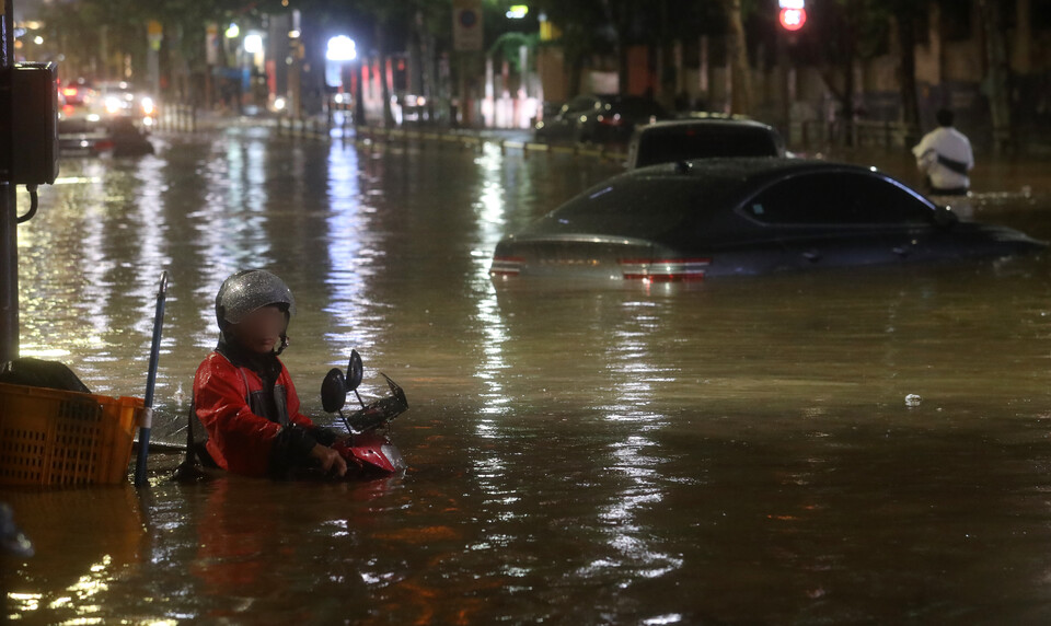 서울과 경기북부 등 수도권에 폭우가 내린 8일 오후 서울 강남구 일대 도로가 침수돼 차량이 잠겨 있다. [사진=뉴시스]
