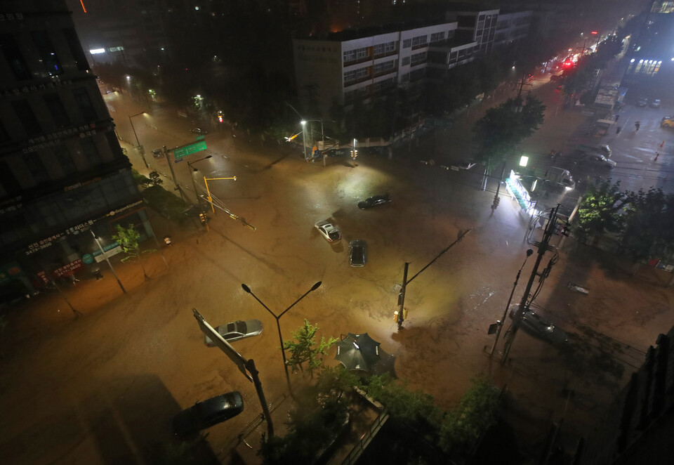 지난 8일 오후 폭우로 서울 강남역 일대 도로가 침수돼 있다. (사진=뉴시스)