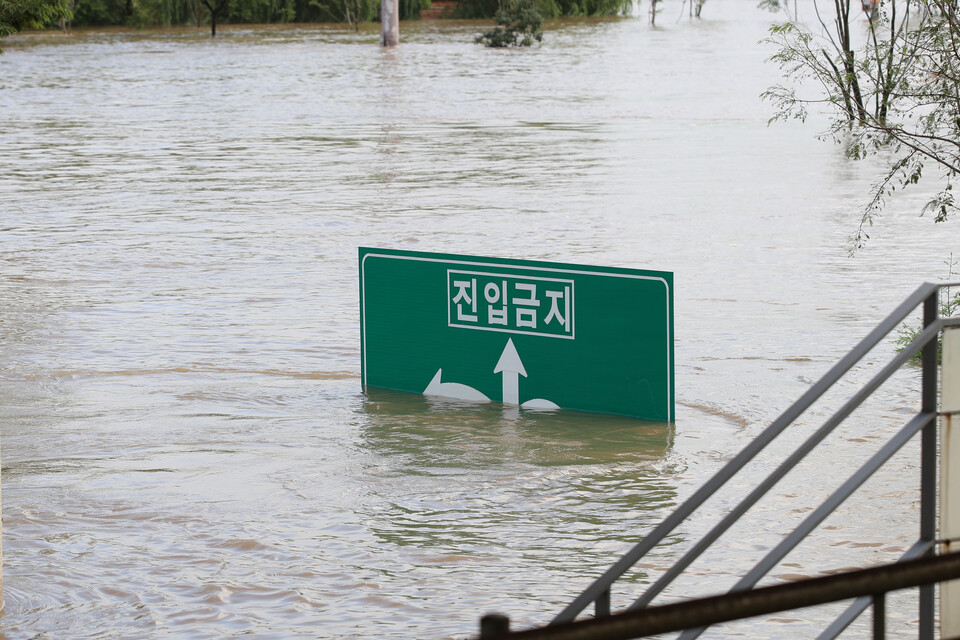 10일 오전 서울 반포한강공원 일대가 전날 내린 폭우로 물에 잠겨 있다. (사진=뉴시스)