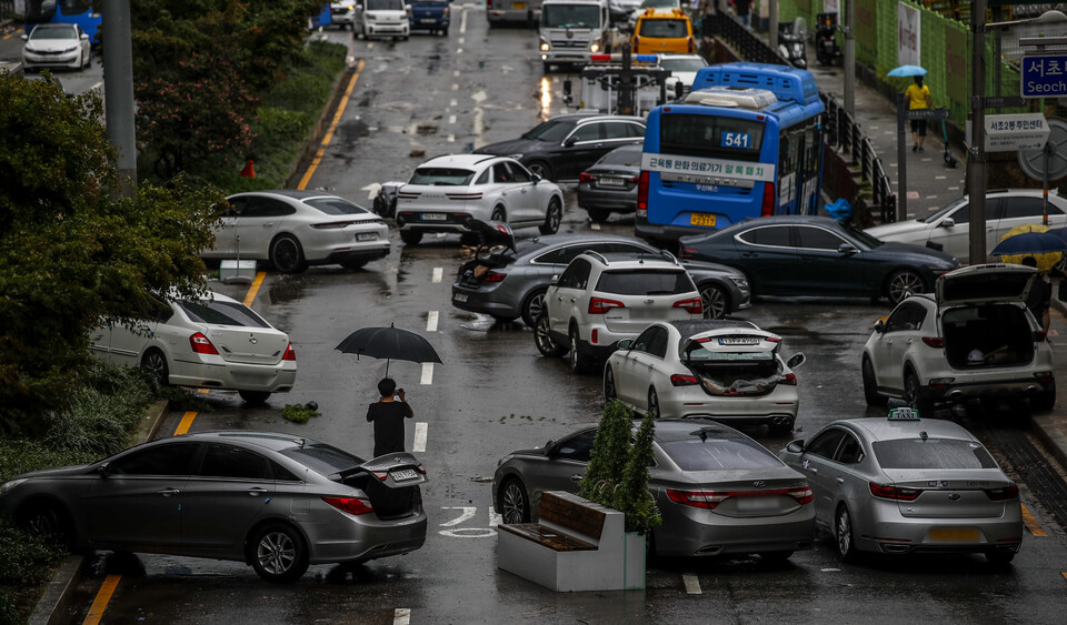 서울 도로 곳곳이 침수된 지난 9일 서울 서초구 서초대로에 비로 침수된 차들이 도로에 엉켜있다. [사진=뉴시스]