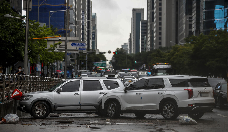 서울 도로 곳곳이 침수된 지난 9일 서울 서초구 서초대로에 전날 비로 침수된 차들이 도로에 엉켜있다. [사진=뉴시스]