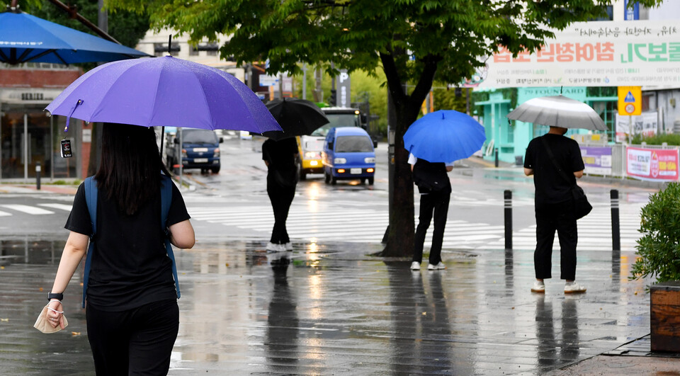 16일 오전 광주 동구 서석동 동구청 앞 횡단보도에서 출근하는 시민들이 우산을 들고 신호를 기다리고 있다. (사진=뉴시스)