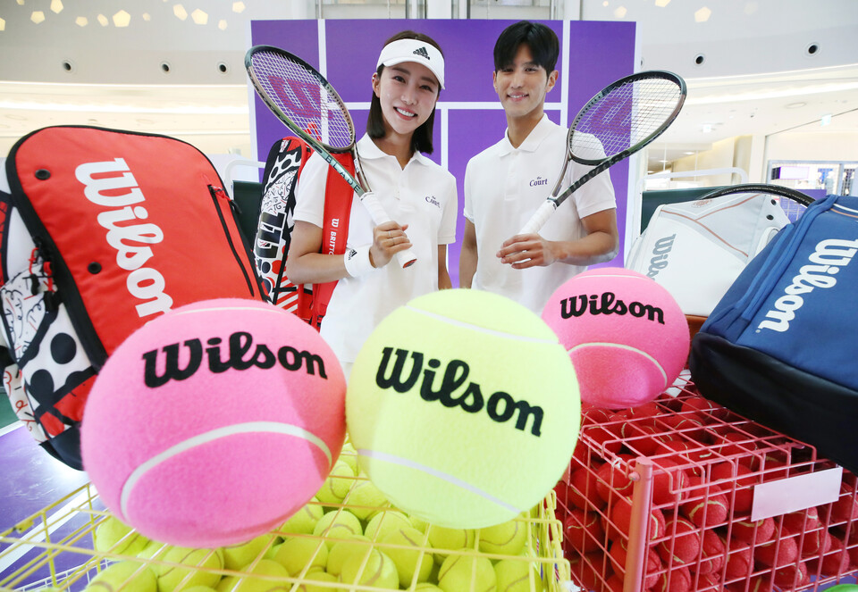 지난 6월 서울 잠실 롯데월드몰 아뜨리움 광장에서 열린 테니스 팝업스토어 '더 코트(The Court)'에서 모델들이 제품을 선보이고 있다. [사진=뉴시스]