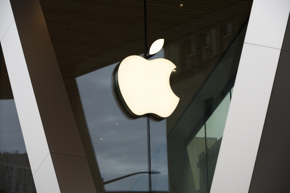 뉴욕 브루클린의 애플 매장에 애플 로고가 보이고 있다. [사진=AP/뉴시스]