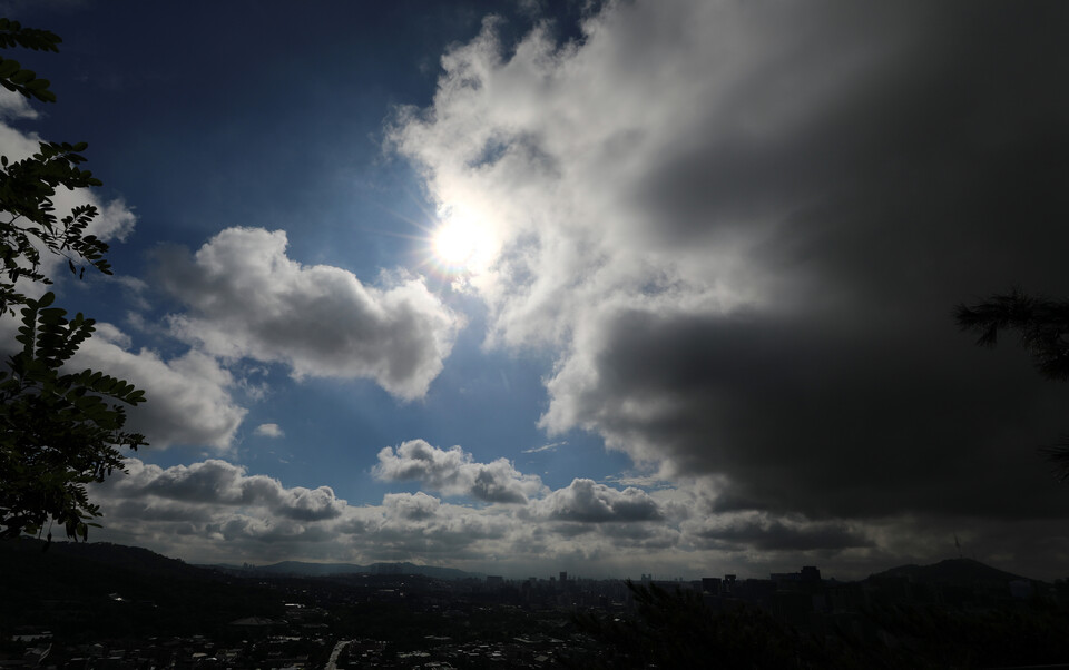지난달 10일 오전 서울 시내 하늘에 먹구름과 파란 하늘이 보이고 있다. [사진=뉴시스]
