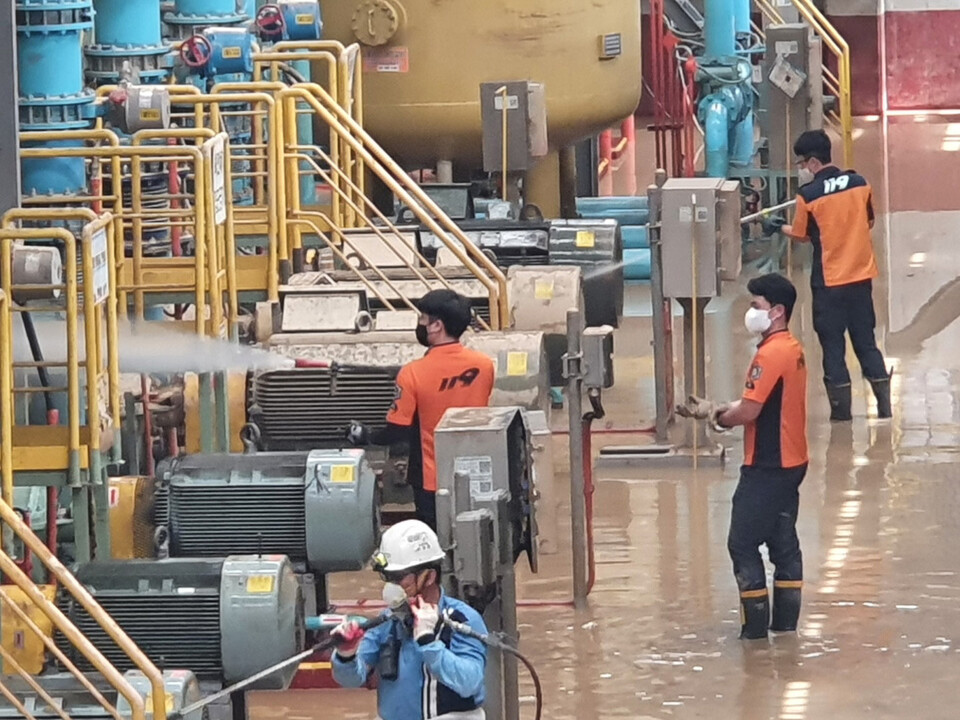 소방공무원들이 11일 태풍 힌남노로 피해를 입은 포스코 포항제철소에서 복구 작업을 하고 있다. (사진=소방청 제공)