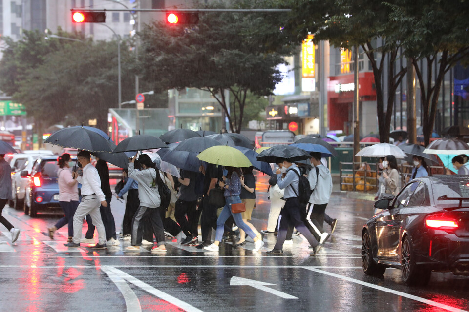 5일 오후 서울 강남구 강남역 인근에서 시민들이 우산을 쓰고 퇴근하고 있다. [사진=뉴시스]
