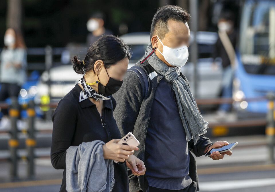쌀쌀한 날씨를 보인 21일 오전 서울 종로구 광화문네거리 인근에서 스카프를 두른 시민들이 이동하고 있다. [사진=뉴시스]