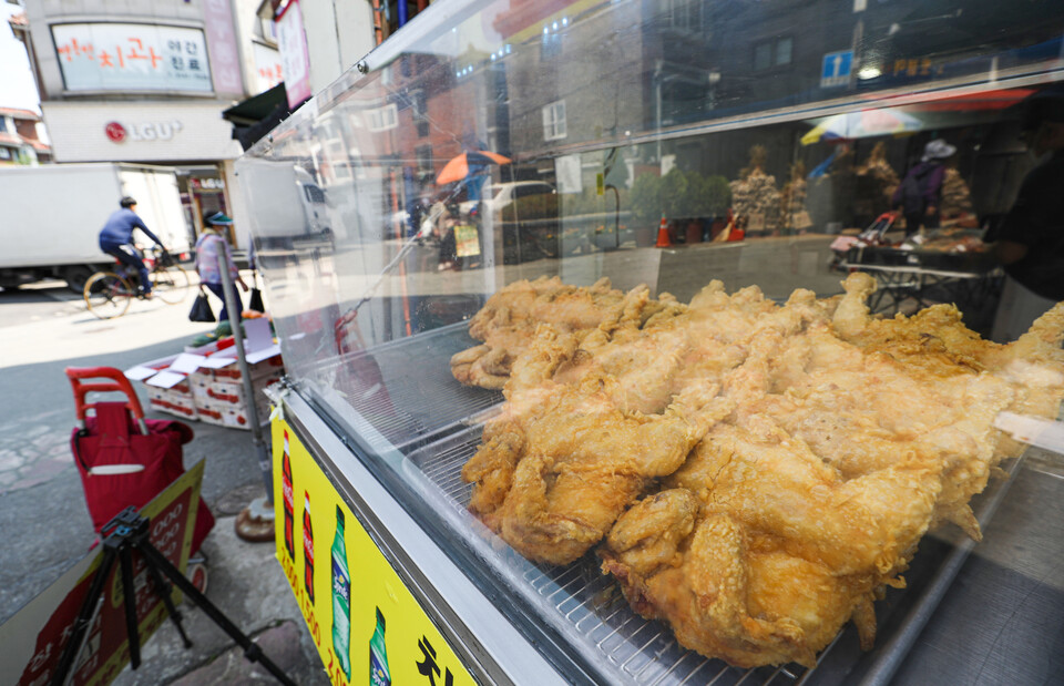 지난 5월 31일 서울 마포구 망원시장 내 치킨집에 진열돼 있는 치킨 모습. [사진=뉴시스]