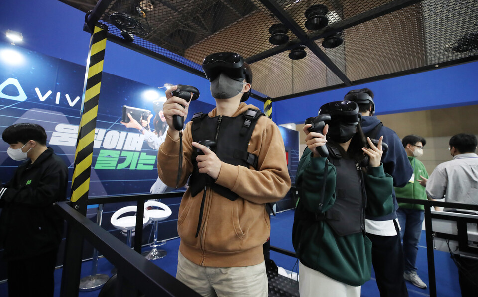 3일 경기 고양시 킨텍스에서 열린 '2022 디지털미디어테크쇼(DMTS)에서 관람객들이 VR게임을 체험하고 있다. [사진=뉴시스]