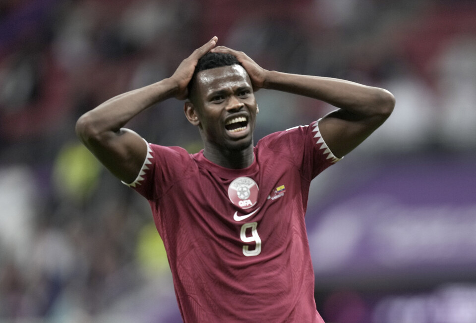 20일(현지시간) 카타르 도하 알코르 알바이트 스타디움에서 열린 2022 카타르 월드컵 조별리그 A조 1차전 카타르와 에콰도르의 경기, 카타르 모하메드 문타리가 골 찬스를 놓치자 아쉬워 하고 있다. [사진=AP/뉴시스]