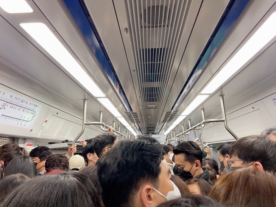28일 월요일 오전 출근길 승객들이 1호선 열차 안에 빼곡히 들어차 있다. [사진=박은정 기자]