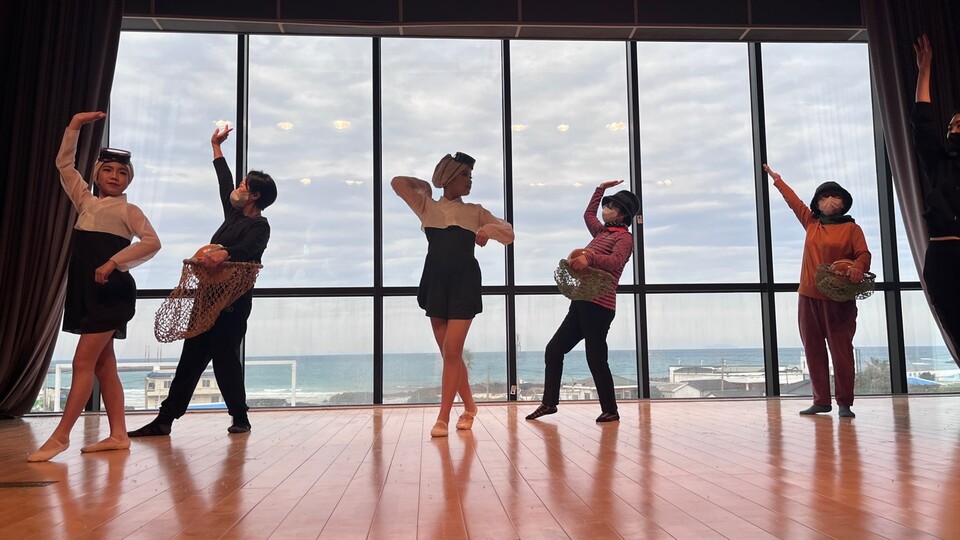 (사)제주바람의 '2022 인문·문화아카데미'의 제주 답사기행 참여자들이 지난 5일 제주 해녀박물관에서 해녀춤을 체험하고 있다. [사진=(사)제주바람 제공] 