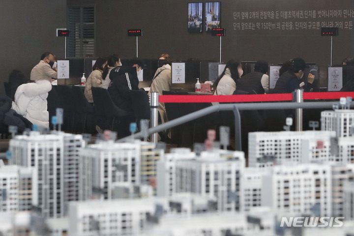 지난 1일 서울 강동구 올림픽파크 포레온(둔촌주공 재건축 단지) 견본주택을 찾은 시민들이 상담을 받고 있다. [사진=뉴시스]