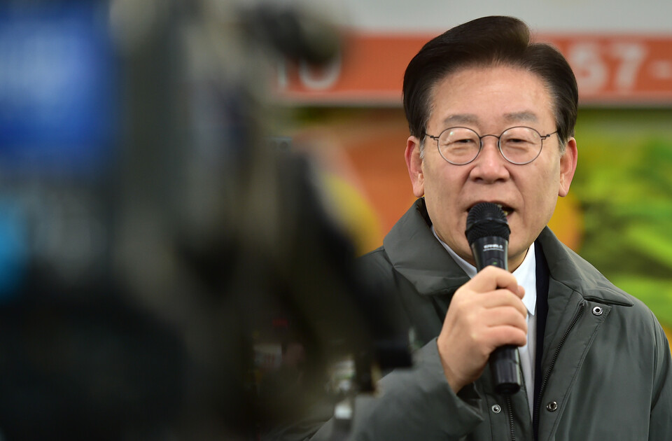 이재명 더불어민주당 대표가 22일 오전 경북 안동 중앙신시장을 방문해 거리연설을 하고 있다. [사진=뉴시스]