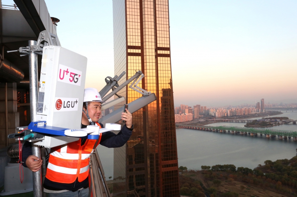 LG유플러스 직원이 올림픽대로 인근 건물 옥상에서 5G 기지국 점검을 하고 있다. (사진=LG유플러스)