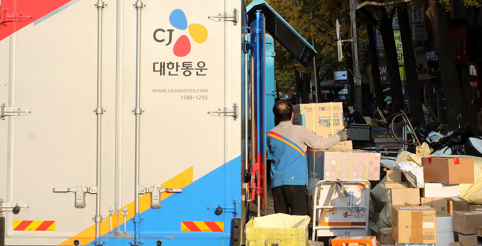 지난해 11월 17일 서울 시내에서 CJ대한통운 택배기사가 택배를 옮기고 있다. [사진=뉴시스]