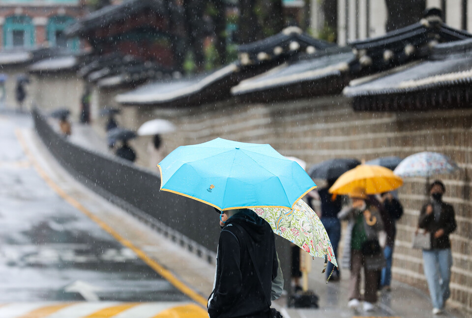 비가 내리고 있는 지난 9일 서울 중구 정동길 인근에서 시민들이 우산을 쓰고 이동하고 있다. [사진=뉴시스]