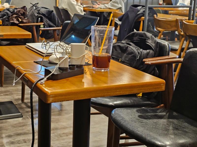 최근 전기세가 오르면서 카페와 같은 공용시설에서 전자제품을 충전하는 사람들이 늘어나고 있다. [사진=온라인커뮤니티 보배드림]