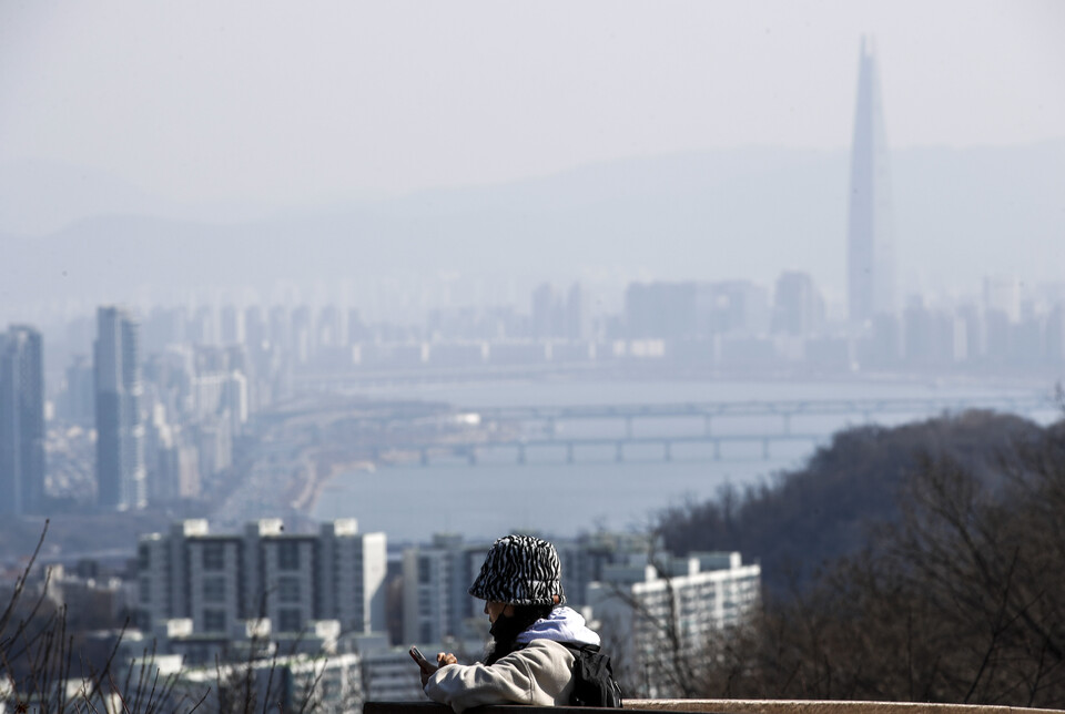 지난 24일 서울 중구 남산에서 바라본 서울 도심이 뿌옇게 보이고 있다. [사진=뉴시스]