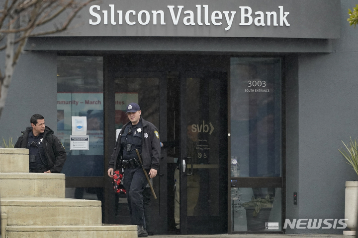 지난 10일(현지시간) 미국 캘리포니아주 산타클라라에 있는 실리콘밸리은행(SVB)에서 경찰관들이 나오고 있다. 이날 SVB는 사실상 파산했다. [사진=뉴시스]