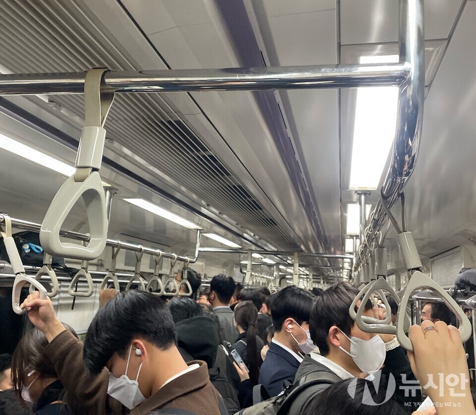 대중교통 내 마스크 해제 첫날, 지하철 내 대부분의 시민들이 마스크를 착용하고 있다. [사진=김다혜기자]