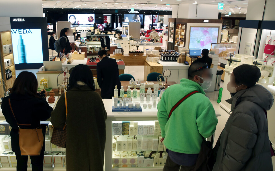 지난 2월 1일 서울 롯데백화점 본점을 찾은 고객이 메이크업 제품들을 살펴보고 있다. [사진=뉴시스]