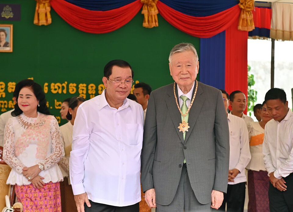 부영그룹 이중근 회장이 캄보디아에서 국가 유공 훈장을 수상했다.   [사진=부영그룹]