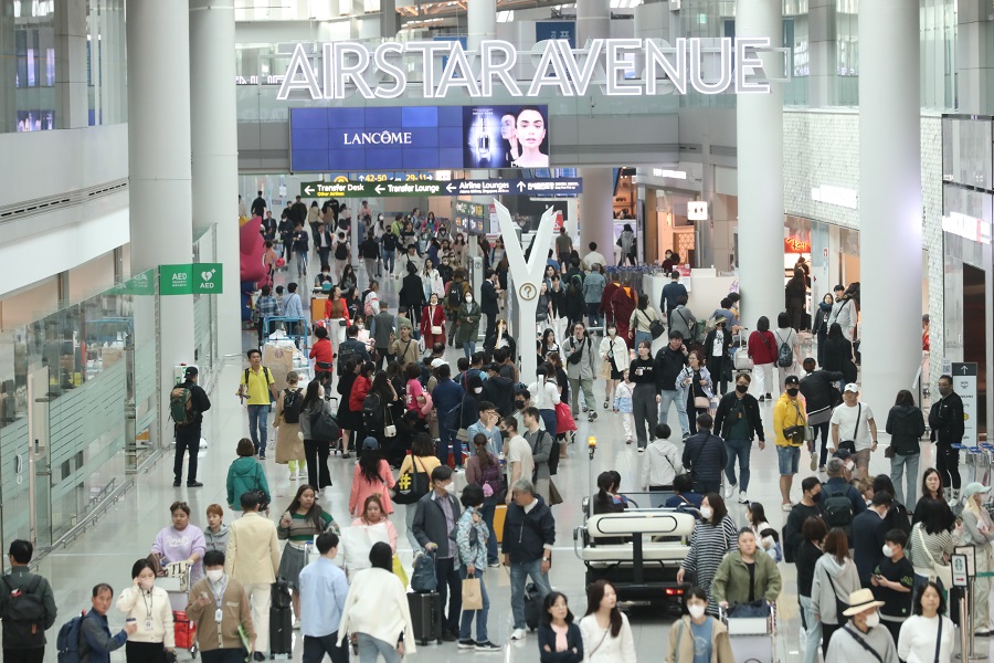 인천국제공항 면세점이 이용객들로 붐비고 있다. [사진=뉴시스]