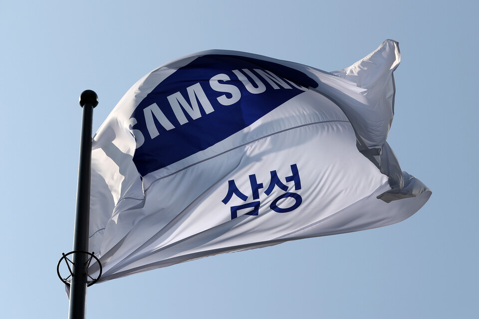 삼성전자의 올 1분기 영업이익이 큰 폭으로 감소했다. 사진은 서울 서초동 사옥에서 휘날리는 삼성 社旗. [사진=뉴시스}