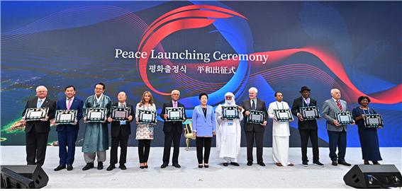 피스서밋2023 개회식에서 한학자 총재와 세계 각 대륙 대표들이 참석한 가운데 평화프로젝트 출정식을 가졌다.