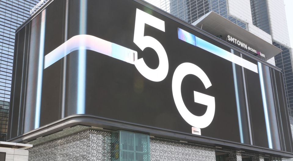 과학정보통신부가 SK텔레콤에 할당된 5G 28㎓ 주파수에 대한 취소 처분을 확정했다. 이로써 국내 이동통신3사 모두 '진짜 5G'로 불리는 5G 28㎓에 대한 사업권을 잃게 됐다. 사진은 강남구 SM타운에 설치된 5G 서비스 광고 [사진=뉴시스]