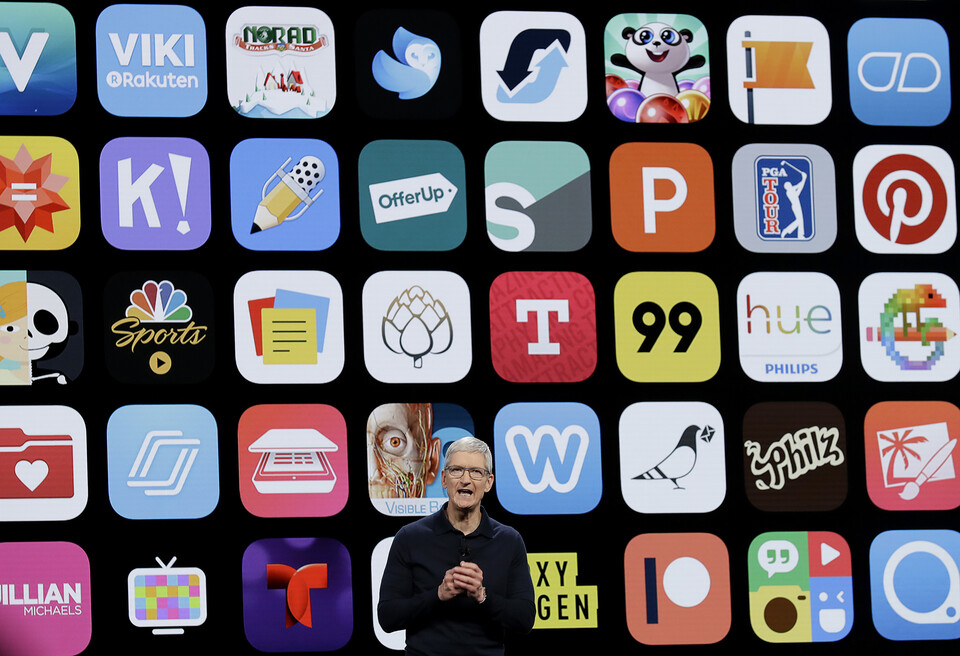애플은 지난해 자사 앱(애플리케이션)마켓인 '앱스토어'가 1조1000억 달러(약 1458조원) 규모의 개발자 매출 실적을 냈다고 31일 밝혔다. 사진은 팀 쿡 애플 CEO가 애플 세계 개발자 회의(WWDC)에서 신제품을 발표하고 있는 모습. [사진=AP/뉴시스]