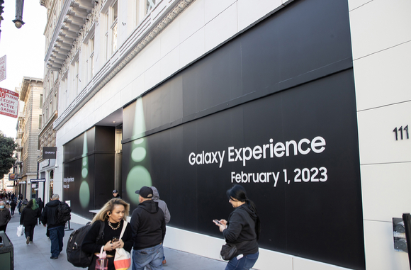 지난 2월 미국 샌프란시스코 중심가인 파웰 111거리에 신제품 갤럭시 S23 시리즈 체험 공간이 한창 준비 중에 있다. [사진=삼성전자]