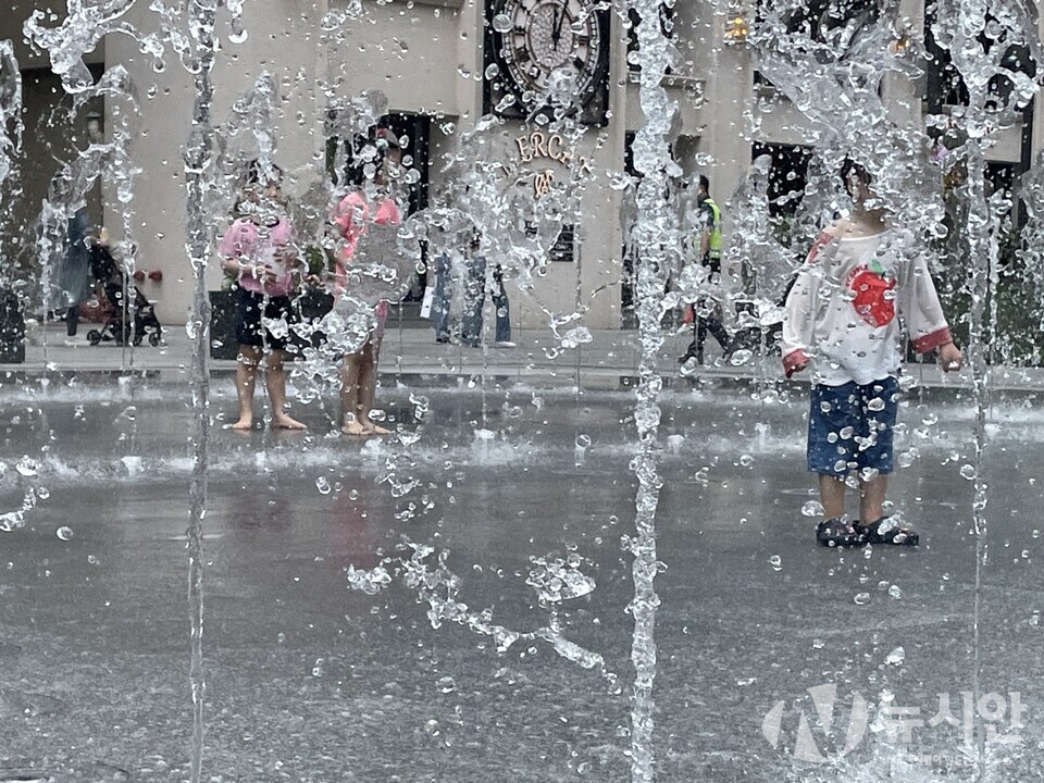  서울 세종대로 광화문 광장에 설치된 분수대에서 아이들이 물놀이를 즐기고 있다. [사진=김다혜기자]