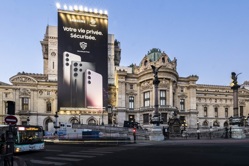 삼성전자가 파리 오페라 가르니에 외벽에 마련된 갤럭시 옥외 광고에 '2030 부산 엑스포' 로고를 포함하고 박람회 유치 활동을 알리고 있다. (사진=삼성전자 제공)