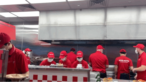 26일 파이브가이즈 한국1호점이 26일 오전 11시 서울 강남에 문을 열었다. 10명 이상의 직원들이 질서정연하게 직접 햄버거를 조리를 하고 있는 모습이다. [사진=박은정 기자]