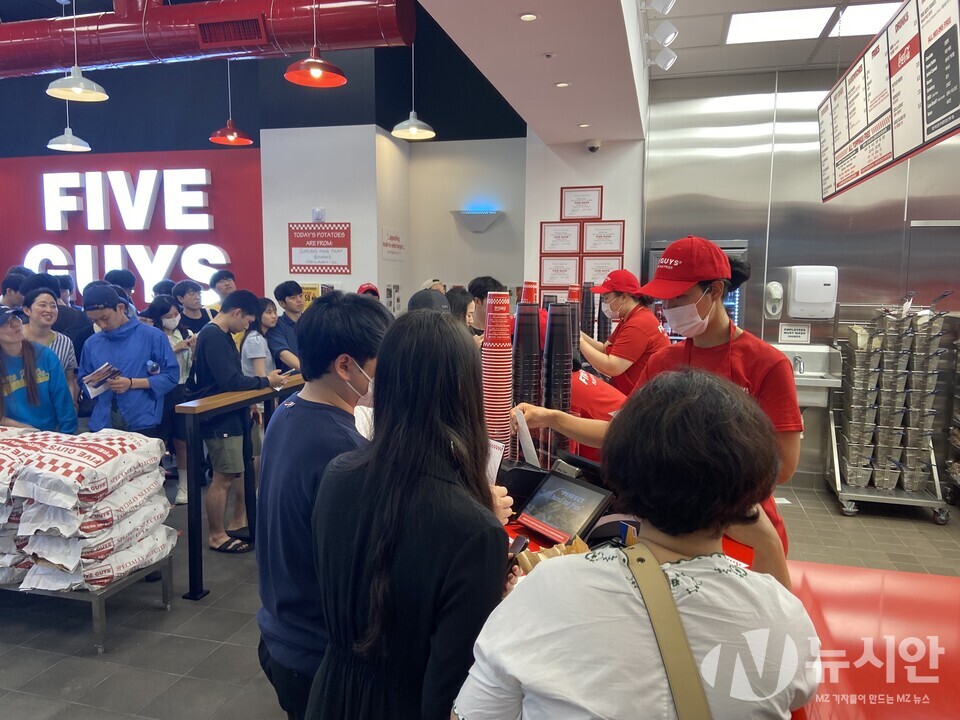 파이브가이즈 햄버거를 먹기 위해 4~5시간 웨이팅을 한 후 매장에 들어선 고객들이 주문대 앞에서 메뉴를 주문하고 있다. [사진=박은정 기자]