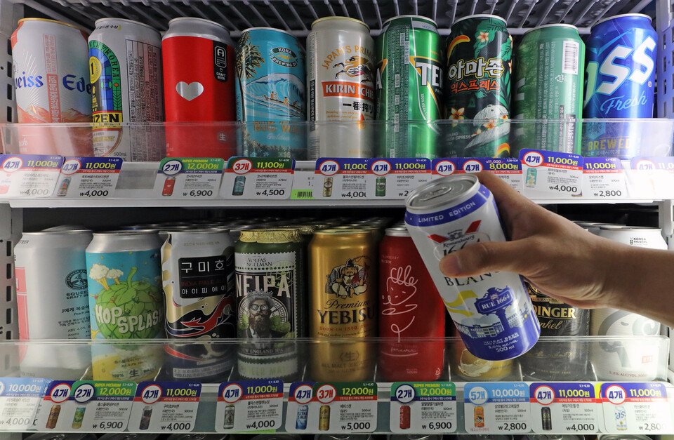 주요 편의점 업계에 따르면 내달부터 수입 맥주 4캔 묶음 가격이 1만 2천 원으로 인상된다. 사진은 29일 서울 시내 한 편의점 주류 매대. [사진=뉴시스]